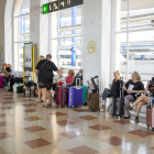 Varios viajeros esperando ayer en la estación Lleida-Pirineus tras la suspensión de trenes.
