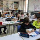 Imagen de archivo de alumnos en una clase en un colegio de Lleida capital.