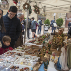 Una de las paradas del Mercat de Nadal de Cervera, ayer en la plaza Major de la capital de la Segarra.