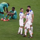 Mount, Rice y Maguire celebran el pase inglés a cuartos ante la desolación de los jugadores de Senegal.
