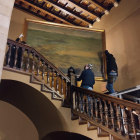 Las tareas de retirada del cuadro de la escalera del Palau de la Paeria.