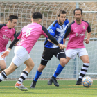 Un jugador del Solsona conduce el balón rodeado de adversarios.