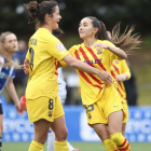 Ona Baradad es abrazada por la veterana Torrejón tras su gol.