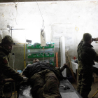 Un equipo médico de Ucrania trata a un soldado en la región de Donetsk, el pasado sábado.