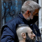 Un carabinieri retira un bust del mafiós Emanuele Sibillo.
