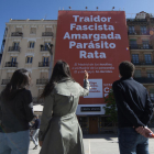 Inés Arrimadas, Begoña Villacís y Edmundo Bal observan un gran cartel electoral de Ciudadanos.