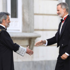 El presidente del Tribunal Supremo y del Consejo General del Poder Judicial (CGPJ), Carlos Lesmes, recibe al Rey Felipe VI, a su llegada a la apertura del Año Judicial.