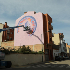 L’artista nord-americana Miss Birdy va iniciar ahir el seu mural al carrer Granadella.