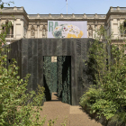 Entrada de la instalación ‘Wet Labyrinth’ de Cristina Iglesias en la Royal Academy of Arts de Londres.