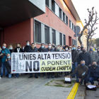 Miembros de la Plataforma Contra els Marcroprojectes Energètics ayer ante Acción Climática en Lleida.