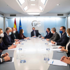 Feijóo va presidir ahir la primera reunió del seu equip al PP.