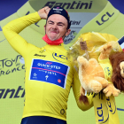 Lampaert celebra eufórico su victoria y liderato en el Tour.