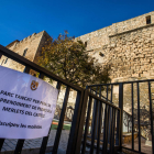 L’Espluga Calba critica el retraso en los trámites para poder reparar una pared del castillo medieval.