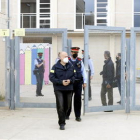 Agents de Mossos surten del centre on van ocorrer els fets