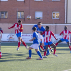 El capitán del Agramunt remata un balón de cabeza tras una jugada de estrategia.