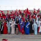 Fotografia de grup ahir dels i les alumnes graduades després de l’acte a la Llotja.