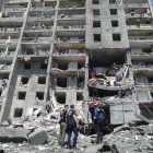Los servicios de emergencia trabajan en el bloque de apartamentos destruido por los misiles rusos.