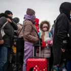 Varios adultosVarios adultos y niños esperan para cruzar a Rumanía, en el paso fronterizo de Porubne, en el oeste de Ucrania. y niños esperan para cruzar a Rumanía, en el paso fronterizo de Porubne, en el oeste de Ucrania.