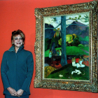 La baronesa Carmen Thyssen, junto al ‘Mata Mua’ de Gauguin en una imagen de archivo.