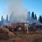 Els Bombers treballen en dos incendis de bales de palla a Sabadell i Riudellots de la Selva