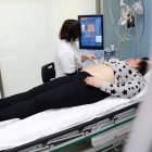 Una médico hace una elastografia hepática a una persona en el hospital Clínic el 19/02/2020
