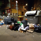 Escombraries acumulades en ple carrer a Universitat