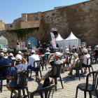 Público sentado en sillas durante la celebración de la 8.ª fiesta Posa't la Gorra en Lleida, en 2021.