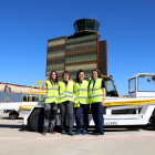 Más de la mitad de las operarias de rampa en el Aeropuerto de Alguaire son mujeres, una rara avis en un sector masculinizado