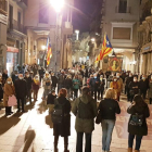 La plaça de la Paeria va acollir ahir a la nit les protestes dels Cantaires i de Marea Lila Lleida.