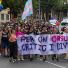Cerca de 200 personas desfilaron por la rambla de Aragó para reivindicar los derechos del colectivo.