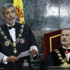 Felip VI observant ahir el president del CGPJ, Carlos Lesmes, durant el seu discurs en l’inici de l’any judicial al Suprem.