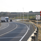 La carretera C-12 al seu pas per Alfés, un dels trams on es planteja el carril central per avançar.