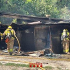 El foc ha estat originat per una explosió i s'ha desenvolupat a unes cabanes de l'exterior de les instal·lacions.