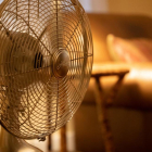 El ventilador és l'opció més fàcil, però quan les temperatures són molt altes o l'habitació molt gran es pot revelar insuficient.