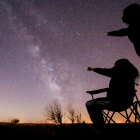 Imagen de archivo de dos personas observando la lluvia de estrellas en Alfés. 