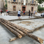 La plaza del ayuntamiento de Coll de Nargó se ha llenado de troncos para construir las embarcaciones.