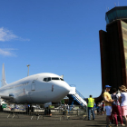 Un grupo de personas hacen cola para visitar un Boeing 737-700 expuesto en la 7.ª Lleida Air Challenge en el aeropuerto de Lleida-Alguaire