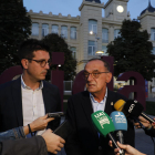 El alcalde, Miquel Pueyo, y el teniente de alcalde de Urbanismo, Toni Postius, ayer tras llegar de Madrid. 
