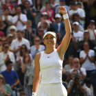 Paula Badosa celebra su triunfo en la pista central de Wimbledon.
