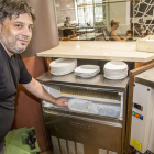 Àngel Monclús, del Cafè Namasté, con la máquina de hielo que tiene en su negocio.