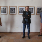 El fotògraf lleidatà Toni Prim (al centre), ahir a la inauguració de l’exposició a Lo Pardal.