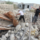 Dos hombres buscan entre los escombros de su casa en la aldea de Sayeh Khosh tras el seísmo.