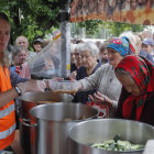 Reparto de comida a los habitantes de Irpin, cerca de Kiev.
