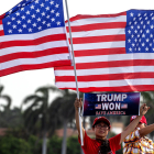 Seguidores del expresidente Donald Trump protestan frente a la mansión Mar-a-Lago, en Florida.