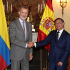 El rey, saludando al presidente colombiano Gustavo Petro.