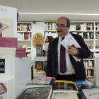 El ministre Miquel Iceta, ahir a la llibreria Ramon Llull de València.