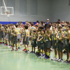 Els jugadors dels diferents equips durant el procés de col·locació al parquet per fer-se la foto de família.