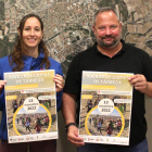 Silveri Caro i Milena Boldú, tècnica de Salut i Esports, amb el cartell.