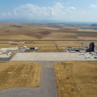 Vista aèria de la terminal i l’àrea d’estacionament d’avions de l’aeroport d’Alguaire.