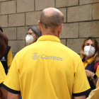Treballadors de Correus de Sabadell durant la mediació entre els representants dels empleats i l'empresa.